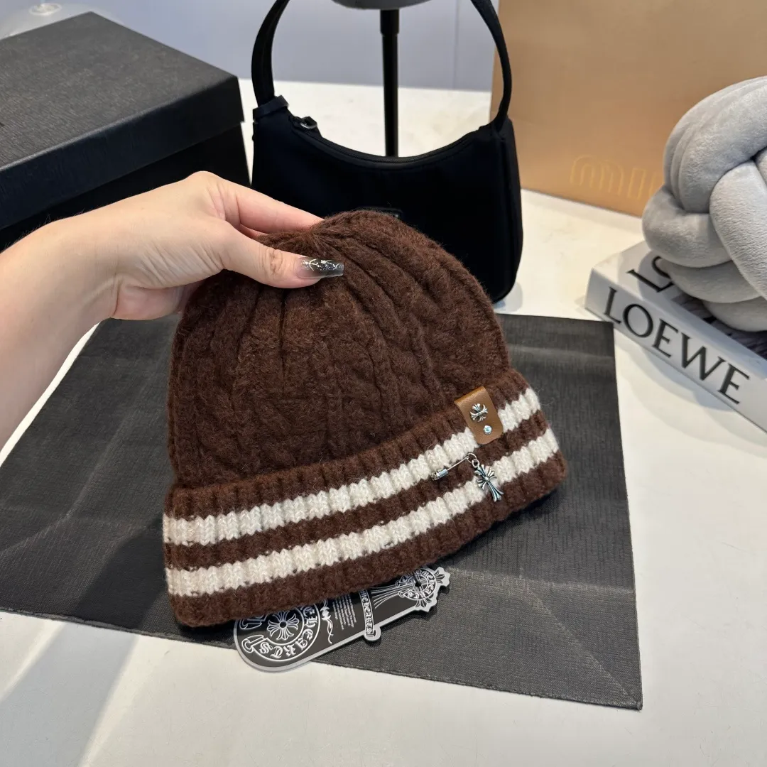 P56 Crow Heart Autumn and Winter Wool Knitted Beanie This must be a favorite of minimalism. It is clean, neat, fashionable and versatile, and will definitely not be picky about your face shape! A fashionable classic that lasts forever! Fashionable black and white can be purchased together!
